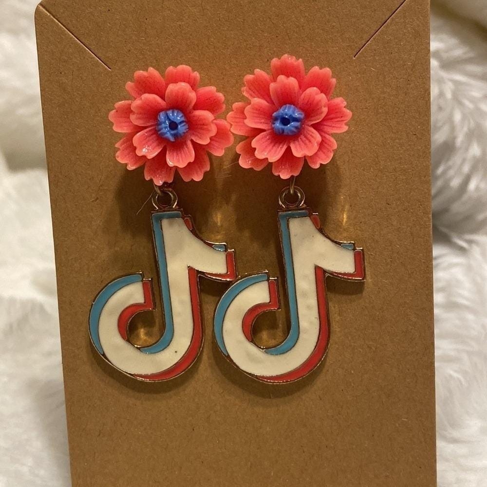 TikTok Flower Dangle Earrings Pink‎ Blue White Red Gold Tone Fun Trendy Jewelry - Picture 6 of 7